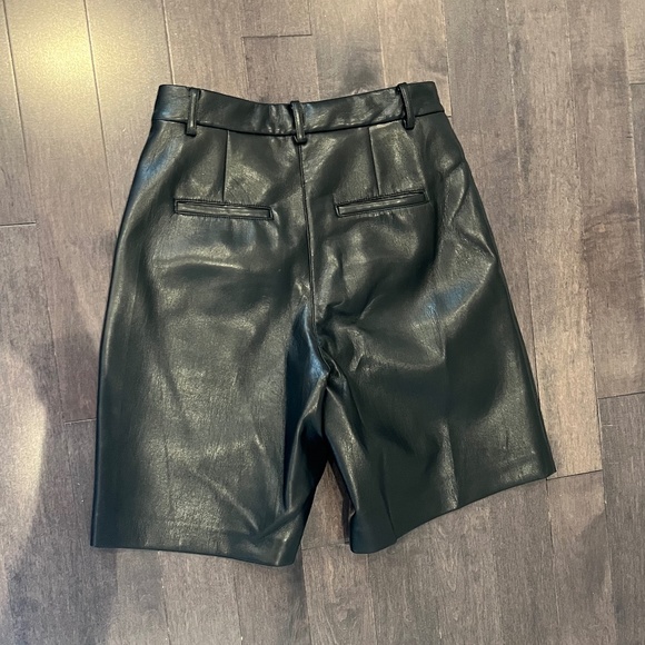 Black Wilfred Effortless Short in vegan leather - Picture 4 of 5